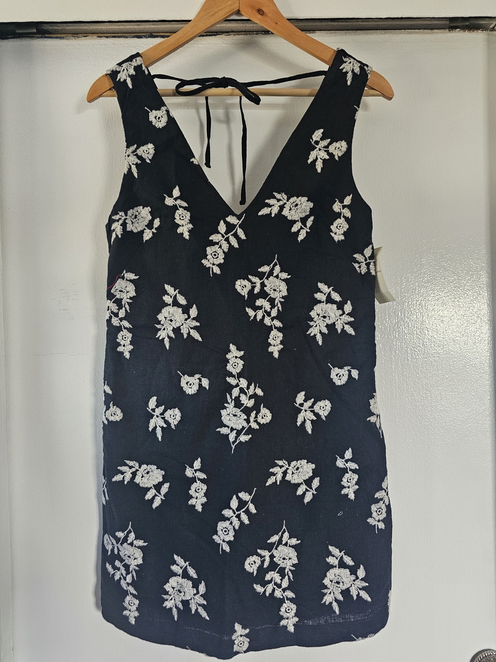 NWT Abercrombie & Fitch Floral Embroidered Black V-Neck Sheath Dress